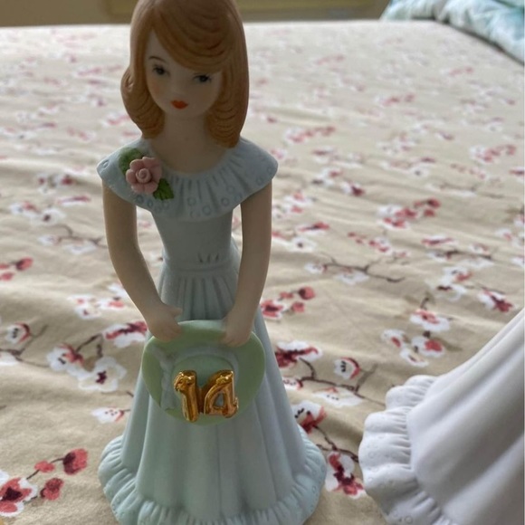 Growing up girls porcelain figurines - Picture 5 of 5